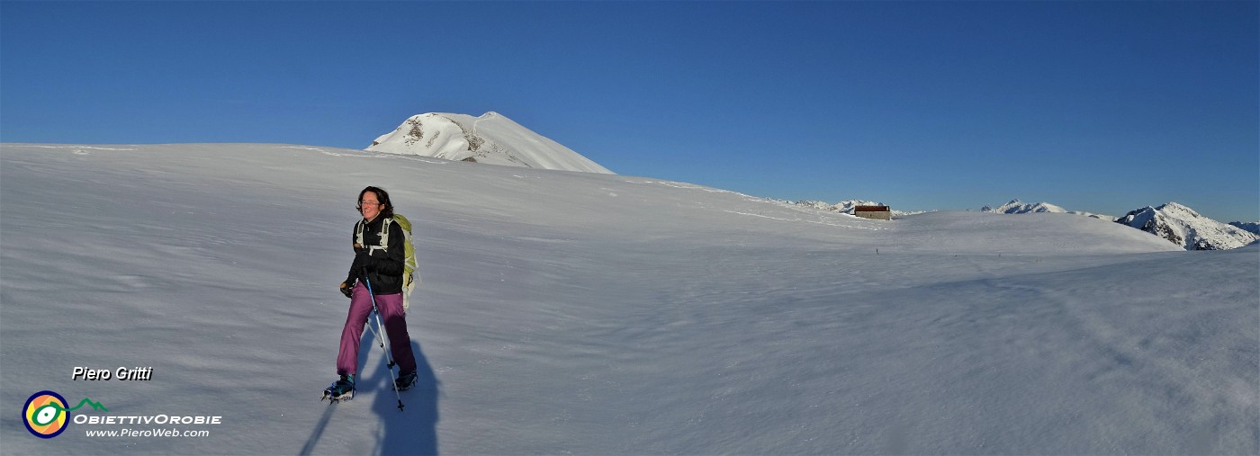 52 Attraversando il bel pianoro pascolivo del Cabretondo ammantato di neve.jpg